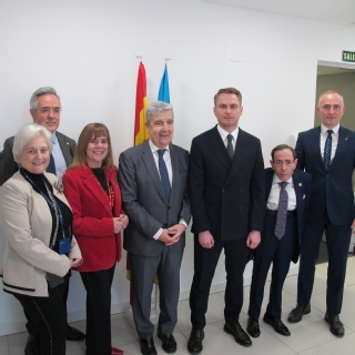 Además del presidente del tribunal y el fiscal general ucraniano, han asistido el subdirector del Departamento de Cooperación Internacional, Sergii Kropyva, la presidenta de la Sala de Apelación, Manuela Fernández Prado, el presidente de la Sala Penal, Alfonso Guevara, y los magistrados de la Sección de Instrucción del Tribunal Central de Instancia José Luis Calama y María Tardón